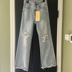 Risen acid washed sequin patch knee’s! Great for concerts, holidays,or for fun!